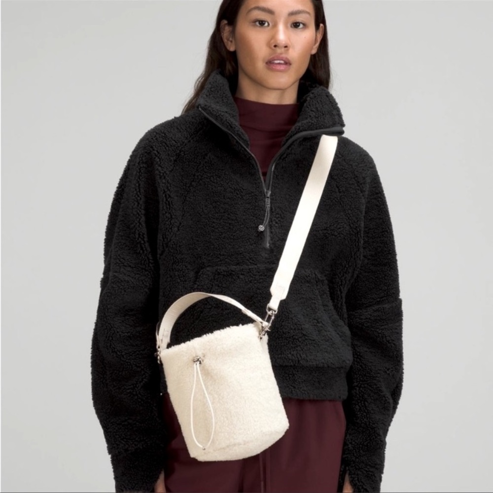 NWT LULULEMON WHITE OPAL BUCKET BAG